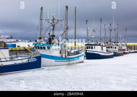 Bateaux de pêche congelés dans la glace d'hiver dans le port de Joe Batt's Arm (Terre-Neuve), Canada [pas de mainlevée de propriété; disponible pour licence éditoriale seulement] Banque D'Images