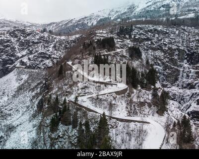 Vue sur la vallée de Naeroydalen depuis la route Stallheimskleiva, Norvège. Banque D'Images