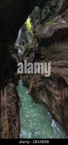 Randonnée dans la gorge de Partnach près de Garmisch-Partenkirchen, Haute-Bavière, Allemagne Banque D'Images