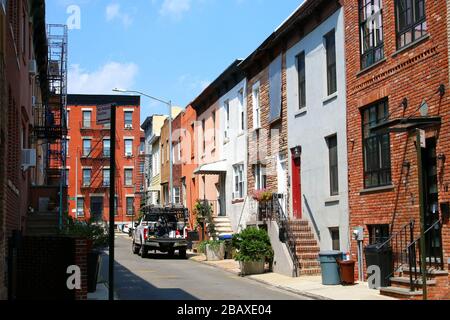 Dennet place est l'une des dernières allées survivantes de New York City, avec une communauté étroitement tricotée. Brooklyn le 29 JUILLET 2019 à New York, États-Unis. (Photo b Banque D'Images