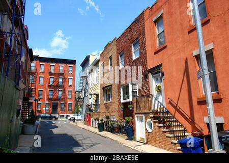 Dennet place est l'une des dernières allées survivantes de New York City, avec une communauté étroitement tricotée. Brooklyn le 29 JUILLET 2019 à New York, États-Unis. (Photo b Banque D'Images