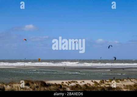 Cerf-volant au lac de ZandMotor près de Kijkduin, DEN HAAG, Hollande Banque D'Images