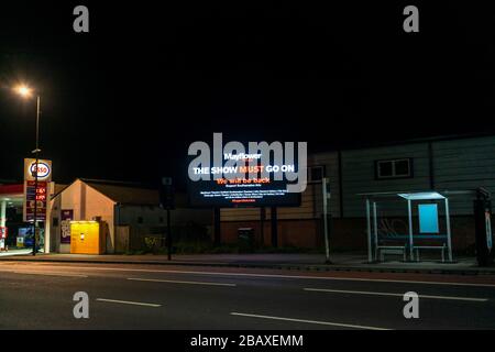 Une rue déserte vide à Southampton lors de l'épidémie de Coronavirus en mars 2020 ; un panneau d'affichage numérique faisant la publicité du Mayflower Theatre indique « le spectacle doit continuer » car il est actuellement fermé au public, en Angleterre, au Royaume-Uni Banque D'Images