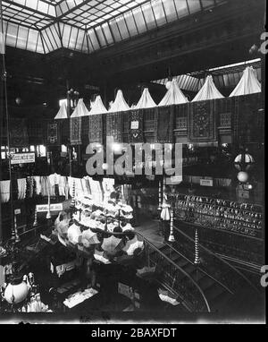 Vue intérieure du grand magasin au bon Marche, plus tard connu sous le nom de le bon Marche, Paris, France, 1895. (Photo de Burton Holmes) Banque D'Images