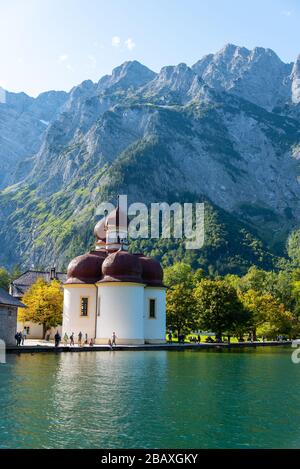 Petite église Saint Bartholomew au lac Koenigssee dans les Alpes bavaroises, Allemagne Banque D'Images