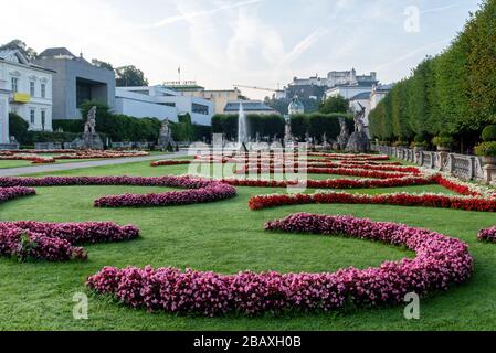 Tôt le matin, dans le jardin du palais Mirabell à Salzbourg, vue sur le château de Hohensalzburg, Autriche/Europe Banque D'Images