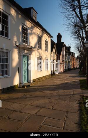 Bâtiments classés des XVIIe, XVIIIe et XIXe siècles dans une variété de styles architecturaux sur la chaussée historique de Horsham, West Sussex, Royaume-Uni Banque D'Images