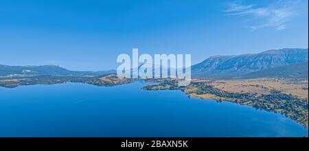 Lac de réservoir sur la rivière Cetina, à Peruca, Croatie Banque D'Images