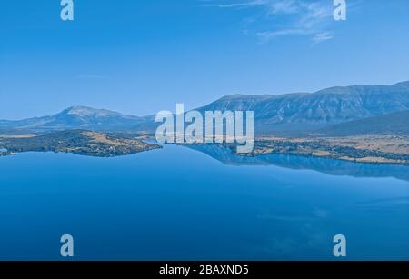 Lac de réservoir sur la rivière Cetina, à Peruca, Croatie Banque D'Images