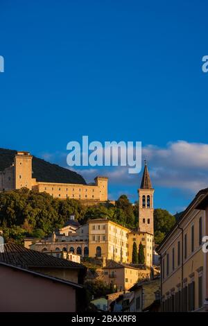 L'ancienne ville de Spoleto en Ombrie, avec ses monuments les plus célèbres et son coucher de soleil lumière dorée (avec espace de copie ci-dessus) Banque D'Images