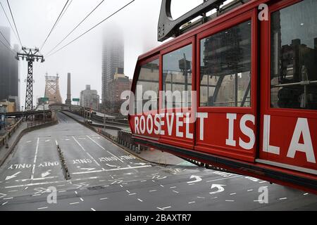 New York City, États-Unis. 29 mars 2020. Le tramway Roosevelt est vu au-dessus d'une 2ème Avenue presque vide vers une sortie presque vide du pont Ed Koch 59ème Street Bridge à New York, NY, le 29 mars 2020. Le Centre de lutte contre la maladie (CDC) a publié un avis de voyage national pour New York, le New Jersey et le Connecticut, demandant aux résidents de la région triétatique de New York de s'abstenir de voyager local non essentiel, New York, NY, le 29 mars 2020. (Anthony Behar/Sipa USA) crédit: SIPA USA/Alay Live News Banque D'Images