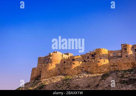 JAISALMER, RAJASTHAN, INDE – 29 NOVEMBRE 2019 : vue panoramique sur le fort d’or de Jaisalmer est le deuxième fort le plus ancien du Rajasthan, en Inde. Banque D'Images