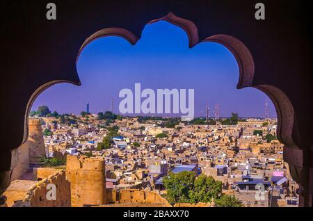 JAISALMER, RAJASTHAN, INDE – 29 NOVEMBRE 2019 : vue panoramique sur le fort d’or de Jaisalmer est le deuxième fort le plus ancien du Rajasthan, en Inde. Banque D'Images