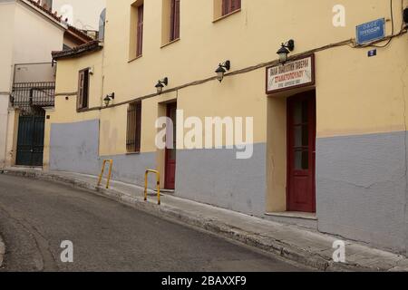 plaka Athènes, rue vide devant une taverne, coronavirus Banque D'Images