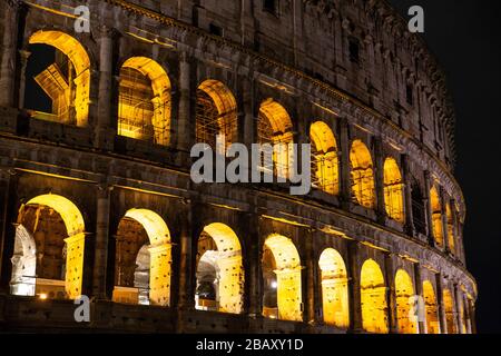 Roma, Italie, 24/11/2019: Photo de nuit de l'ancien Colisée de Rome situé dans le centre-ville, rapports de voyage Banque D'Images