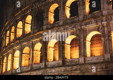 Roma, Italie, 24/11/2019: Photo de nuit de l'ancien Colisée de Rome situé dans le centre-ville, rapports de voyage Banque D'Images