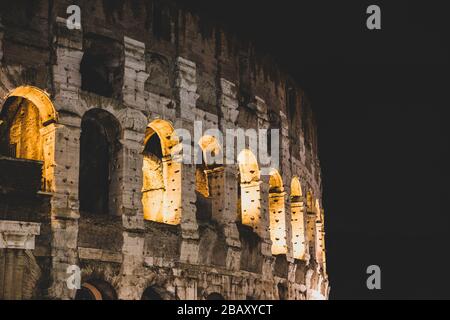 Roma, Italie, 24/11/2019: Photo de nuit de l'ancien Colisée de Rome situé dans le centre-ville, rapports de voyage Banque D'Images