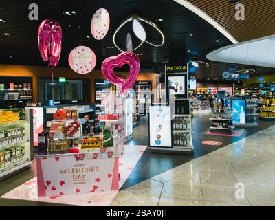 Athènes, Grèce - Février, 11 2020: Espace de magasins hors taxes hellénique avec la décoration de la Saint-Valentin à l'aéroport international d'Athènes Eleftherios Banque D'Images