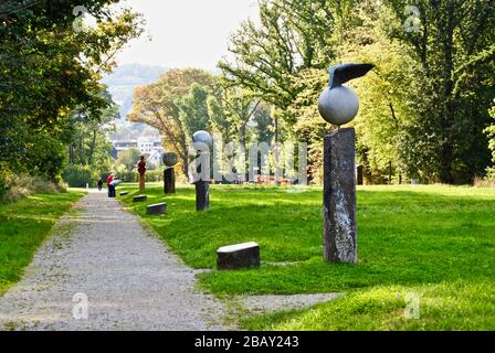 Bad Nauheim, Allemagne: Mercure, Vénus, Terre, Mars à Goldsteinpark. Planet Trail (PlanetenWanderweg) avec des sculptures représentant chaque planète. Banque D'Images