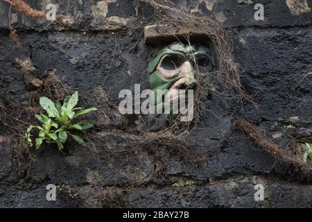 Une face en pierre du projet Grande Muraille de Walcot à Walcot Street, Bath, Royaume-Uni. Banque D'Images