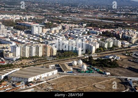 Vue aérienne du site énergétique de Rubis à Faro sur la côte de l'Algarve au Portugal. Banque D'Images