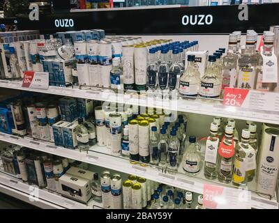 Athènes, Grèce - Février, 11 2020: Espace de magasins hors taxes hellénique avec stand de boisson grecque Ouzo à l'aéroport international d'Athènes Eleftherios Venizelos Banque D'Images