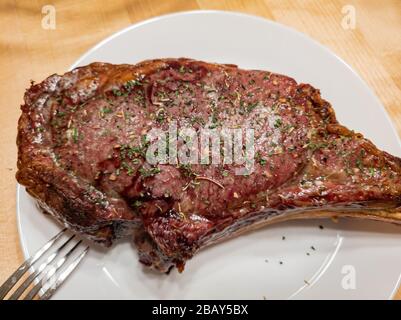 Gros plan sur un steak de Tomahawk grillé à Las Vegas, Nevada Banque D'Images
