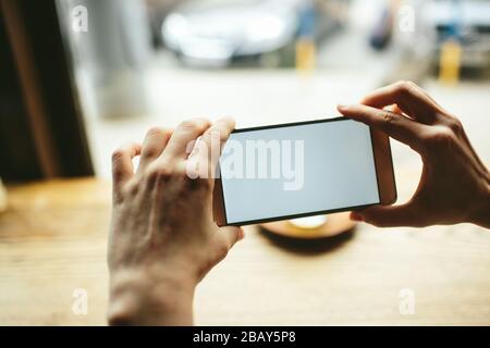Les femmes Yang prennent une photo de thé vert avec smartphone.Ecran blanc Banque D'Images