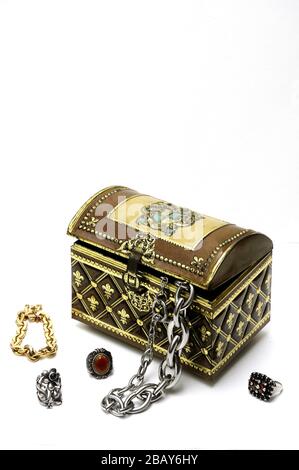 poitrine en métal avec bijoux Banque D'Images