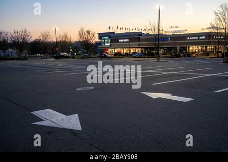 Falls Church, Virginie, États-Unis. 29 mars 2020. Un parking presque vide d'un centre commercial est vu pendant la pandémie de coronavirus le dimanche 29 mars 2020 à Falls Church, en Virginie. Crédit: Sait Serkan Gurbuz/ZUMA Wire/Alay Live News Banque D'Images