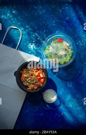 Retirez la couche plate avec une sélection de poulet, de sudon et de salade Ceasar en plastique Banque D'Images