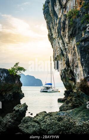 Bateau à voile ancré par l'île de Koh Hong dans la mer d'Andaman Banque D'Images