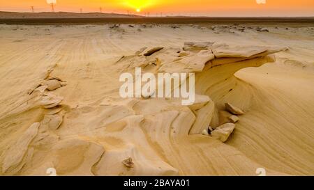 Coucher de soleil panoramique sur des formations de grès dans le désert d'Abu Dhabi aux Émirats arabes Unis Banque D'Images