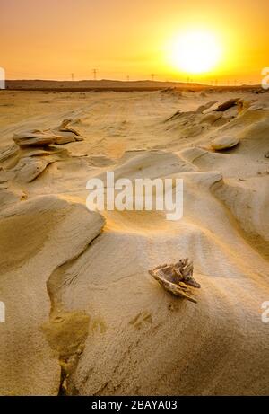 Coucher de soleil panoramique sur des formations de grès dans le désert d'Abu Dhabi aux Émirats arabes Unis Banque D'Images