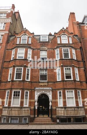 Demeures de Grenville, Hunter Street, Londres, Royaume-Uni, Angleterre. Juin 2019. Belle photo verticale de ce bâtiment en brique rouge (clôture en métal noir) Banque D'Images