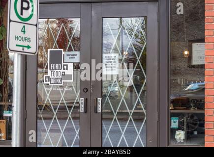 Portland, OR / USA - 29 mars 2020: Signature papier sur la porte d'entrée d'une entreprise notifiant la fermeture temporaire due au coronavirus COVID-19 et su Banque D'Images