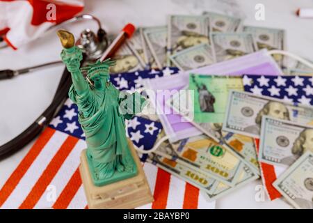 Argent et calendrier dollars américains déclaration de taxe de l'argent Statue Liberty dans la période fiscale aux États-Unis avec 1040 formulaire de taxe des États-Unis Banque D'Images