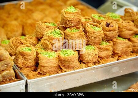 Pâtisseries Kunafa empilées au marché d'Israël Banque D'Images