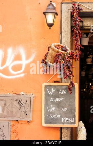 Signe à l'extérieur d'un restaurant à Trastevere: Nous sommes contre la guerre et le menu touristique, Rome, Lazio, Italie, Europe, couleur Banque D'Images