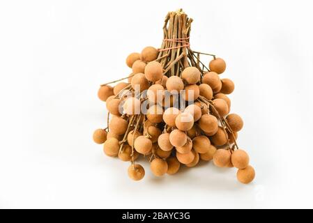 Longane isolé sur fond blanc / Bunch de fruits tropicaux de longue-vue frais en Thaïlande ou de Dimocarpus longane fruits exotiques Banque D'Images