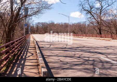 Le pont Forbes Avenue au-dessus de Frick Park lors d'une journée de printemps ensoleillée, Pittsburgh, Pennsylvanie, États-Unis Banque D'Images