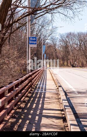 Le trottoir du pont Forbes Avenue au-dessus de Frick Park lors d'une journée de printemps ensoleillée, Pittsburgh, Pennsylvanie, États-Unis Banque D'Images