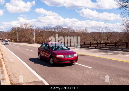 Une voiture qui conduit sur le pont Forbes Avenue au-dessus de Frick Park lors d'une journée de printemps ensoleillée, Pittsburgh, Pennsylvanie, États-Unis Banque D'Images