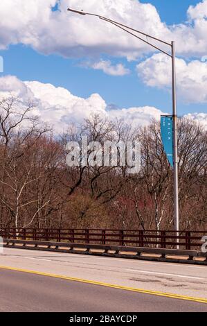 Un panneau de Frick Park sur le pont Forbes Avenue au-dessus de Frick Park lors d'une journée de printemps ensoleillée, Pittsburgh, Pennsylvanie, États-Unis Banque D'Images