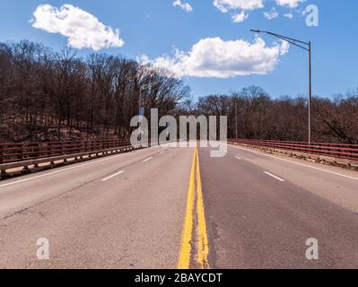 Le pont Forbes Avenue au-dessus de Frick Park lors d'une journée de printemps ensoleillée, Pittsburgh, Pennsylvanie, États-Unis Banque D'Images