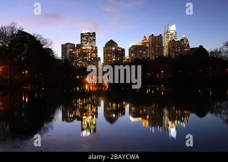 La ville d'Atlanta, Géorgie la nuit avec des réflexions Banque D'Images