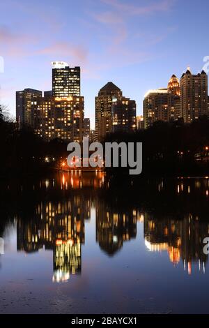 Un vertical d'Atlanta, Géorgie horizon de nuit avec des réflexions Banque D'Images