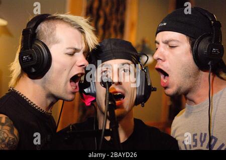 Bobby Alt, Frank Zummo, Adam Alt de Street Drum corps à des enregistrements de dose létale à Los Angeles travaillant sur leur 2ème CD "nous sommes des machines" Banque D'Images