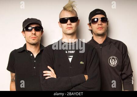 (L-R) Frank Zummo, Bobby Alt et Adam Alt de Street Drum corps portrait à létal dose Recordings à Los Angeles travaillant sur leur 2ème CD "nous sommes des machines" Banque D'Images