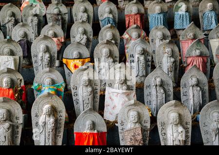 Matsuyama, Japon - 21 avril 2019 : pèlerinage du temple d'Ishite-ji Shikoku 88, statues de Bouddha Banque D'Images